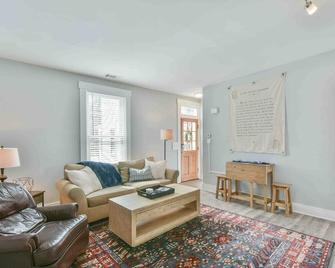 3 blocks from Spookynook & on the historical reg. - Hamilton - Living room
