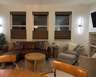 Newly built, 2-bedroom loft, high desert sunsets & mountain peaks, A/C and Wifi - Redmond - Lounge
