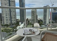 The Crest Apartments - Main Beach - Balcony