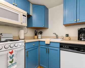 2 Blocks From Beach, Unit #6, Pet Friendly, Great Location, Wifi, Kitchen - Rockaway Beach - Kitchen