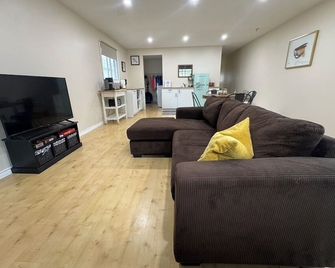 Private House. Close to everything! - Kamloops - Living room