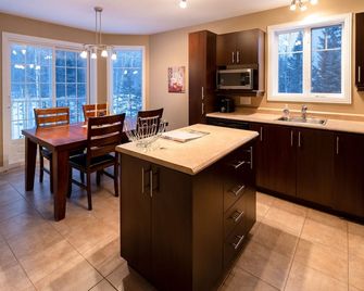 Fjord du Saguenay, Mont Edouard, Chez la Belle Shanna - L'Anse Saint-Jean - Cocina