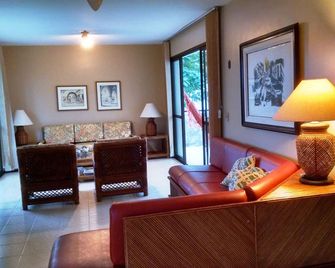 Amplo, um por Andar, Três Sacadas, Varanda, Sala com 3 Ambientes, 150 m da Praia - Matinhos - Living room