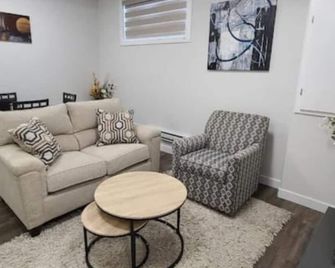 Nestliz Cozy Retreat Guest Suite - Saskatoon - Living room
