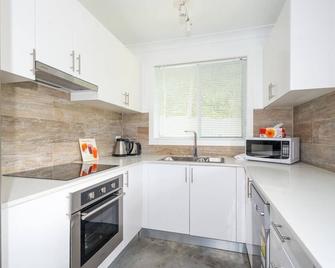 Salty Kisses Holiday House - Gosford - Kitchen