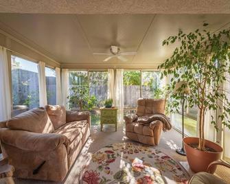 3BR Ranch, Close to Beach, Parks & All Things 5-cities! - Grover Beach - Living room