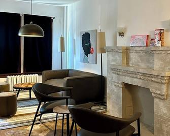 Greensberg's Bundle Of Happiness - Allentown - Lounge