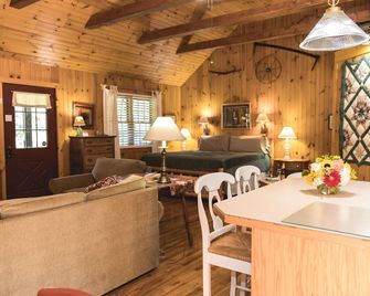 Secluded Cottage with Indoor Hot-Tub Ideal for Couples in Virginia - Lexington - Dining room