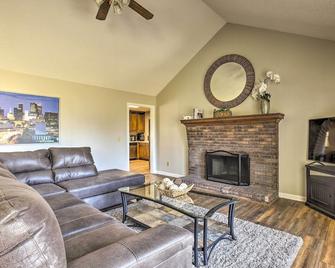 Quiet Lawrenceville Home Near Shopping and Parks! - Lawrenceville - Living room