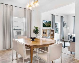 Renovated, clean 4-bedroom century home in Smiths Falls! - Smiths Falls - Dining room