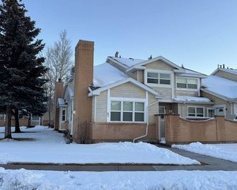 Serene 3-bedroom townhome in welcoming Evanston perfect for relaxing. - Evanston - Gebouw