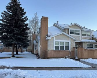 Serene 3-bedroom townhome in welcoming Evanston perfect for relaxing. - Evanston - Budova