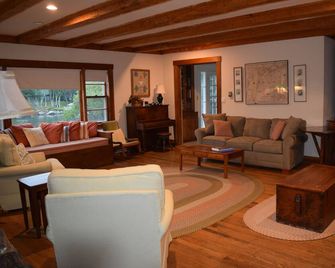 Saltwater farmhouse on 2+ acres of waterfront with private dock - Southport - Living room