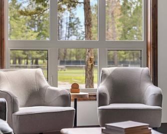 Grizzly Springs, Outdoor Pool, Hot Tub, Fireplace - Radium Hot Springs - Living room