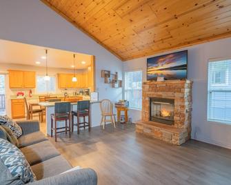 Brown Bear Lodge - Big Bear - Living room