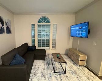 Luxewoodlands Villa: Cozy Stay - Conroe - Obývací pokoj