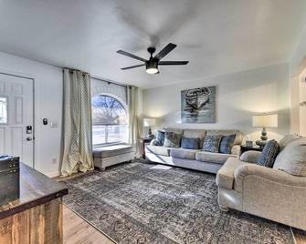 Downtown Gilbert Home with Fenced Yard and Fire Pit! - Gilbert - Living room