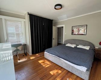 Spacious 4-bedroom apartment with fitness room, WiFi in delightful Chicago - Chicago - Bedroom