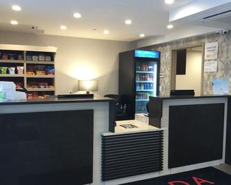 Ramada by Wyndham Bronx Terminal - Bronx - Front desk