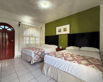 Hotel Colonial - Escárcega - Habitación