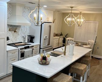 Unique waterfront home, Hot Tub, private boat dock, walk to beach, pet friendly - Hudson - Cocina