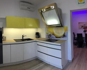 Apartments Fani - Bol - Kitchen