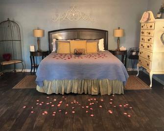 Charming romantic Guthrie cottage, hot tub, jacuzzi, homemade breakfast, massage - Guthrie - Ložnice
