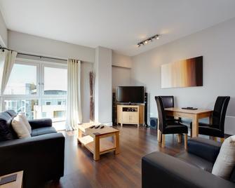 Skyline Plaza - Basingstoke - Living room