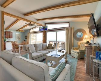 St Ignace Cottage with Deck and Beach on Lake Huron! - Saint Ignace - Living room