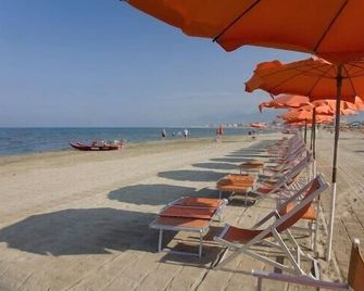 A Lovely Flat In The Countryside Just At 2 Kms From Lucca - Lucca - Strand