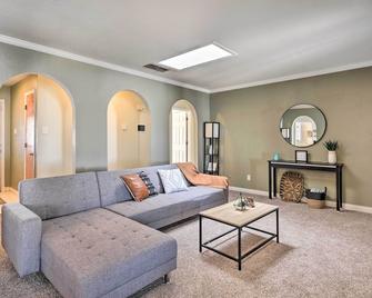 Charming Clovis Home w/ Covered Patio! - Clovis - Living room