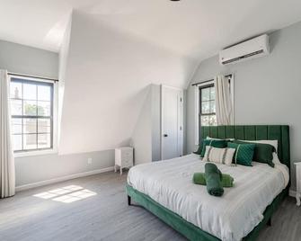 Modern House in Black Rock - Bridgeport - Bedroom