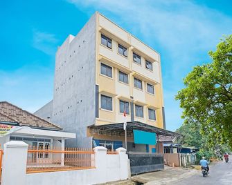 Hotel O Kost Bangau Syariah - Prabumulih - Edificio