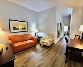 Red Roof Inn & Suites Midland - Midland - Living room