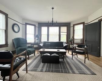 Woodland Gap is a large 3BR/2B house that has been in our family for generations - New Market - Salon