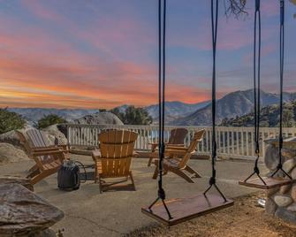Lakeside Paradise Getaway|Hot Tub| Fire pit| Views - Lake Isabella - Balcón
