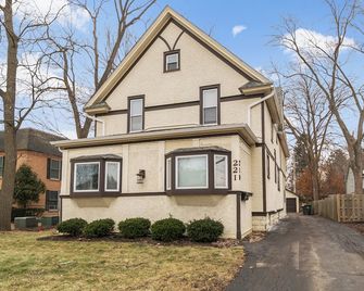 Modern 2-Story Convenient for Large Families - Libertyville - Gebäude