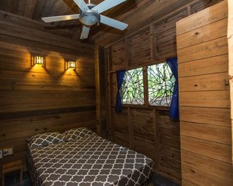 Roatan Bed & Breakfast Apartments - West End - Schlafzimmer