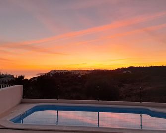 New villa with pool in Salema Ideal location lovely sea and countryside views. - Salema - Pool