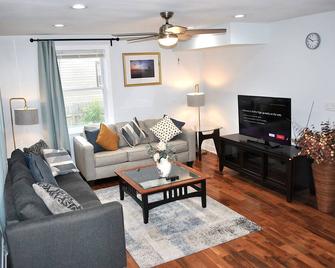 Stylish 4-bedroom whole house with plenty of parking - Catonsville - Living room
