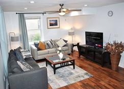 Stylish 4-bedroom whole house with plenty of parking - Catonsville - Living room