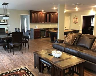 6bed/4bath one-level Cape Cod Villa, New Listing! - Sagamore - Living room