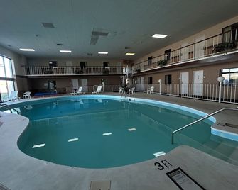 Knights & Suites Emporia - Emporia - Zwembad