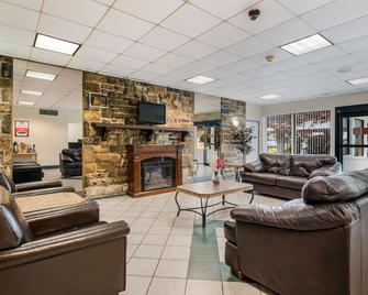 Econo Lodge Inn and Suites - Chambersburg - Lobby