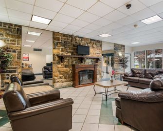 Econo Lodge Inn & Suites Chambersburg Central - Chambersburg - Reception