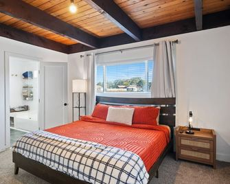 Oceanview 5 bedroom hot tub, firepit & dog run - Fort Bragg - Habitación