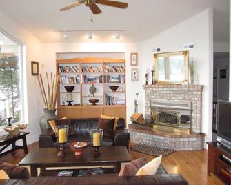 Puget Sound Beach House - Gorgeous Waterfront, Views - Beach Access - Shelton - Вітальня