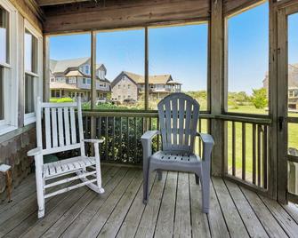 CV9B: Net House B - Waterfront studio with screened porch! - Ocracoke - Balcón