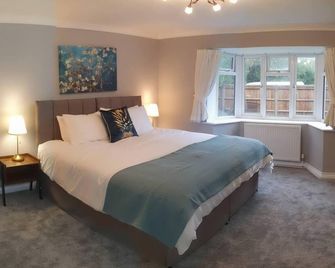 Spacious 2-bedroom Family Flat in Iver Heath - Iver - Phòng ngủ