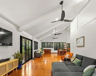 Spacious family friendly oasis-walk to Cable Beach - Cable Beach - Living room
